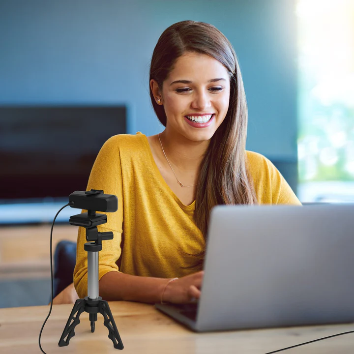 j5create JVU430 USB 4K Ultra HD Webcam with Dual Microphones, 8MP Sensor, 360° Swivel, Privacy Cover, Plug & Play, Compatible with Windows, macOS, ChromeOS, Linux 8 j5create JVU430 4K Webcam with USB-C and USB-A Connectors